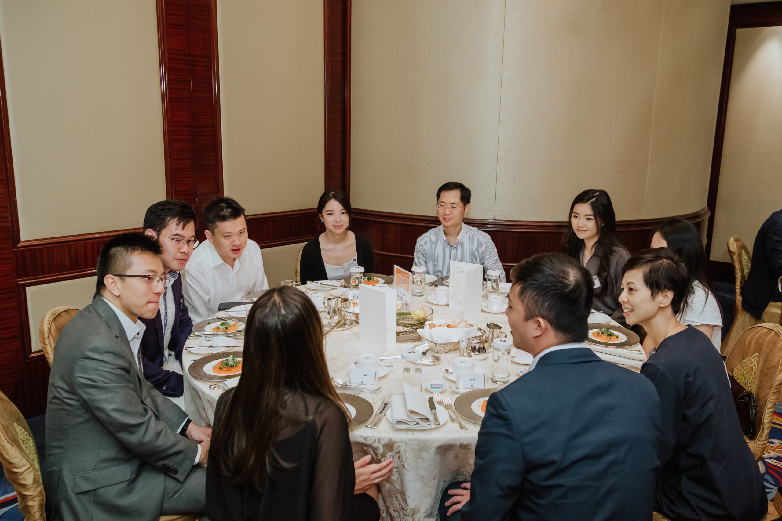 Alumni getting to know each other over lunch