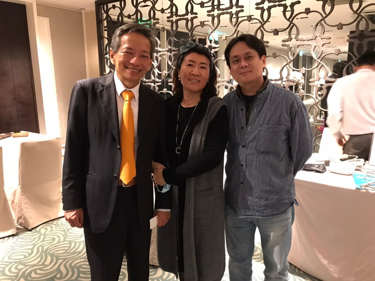 President of the CUHK Business School Taiwan Alumni Association John Wei (left) enjoyed the dinner with alumni