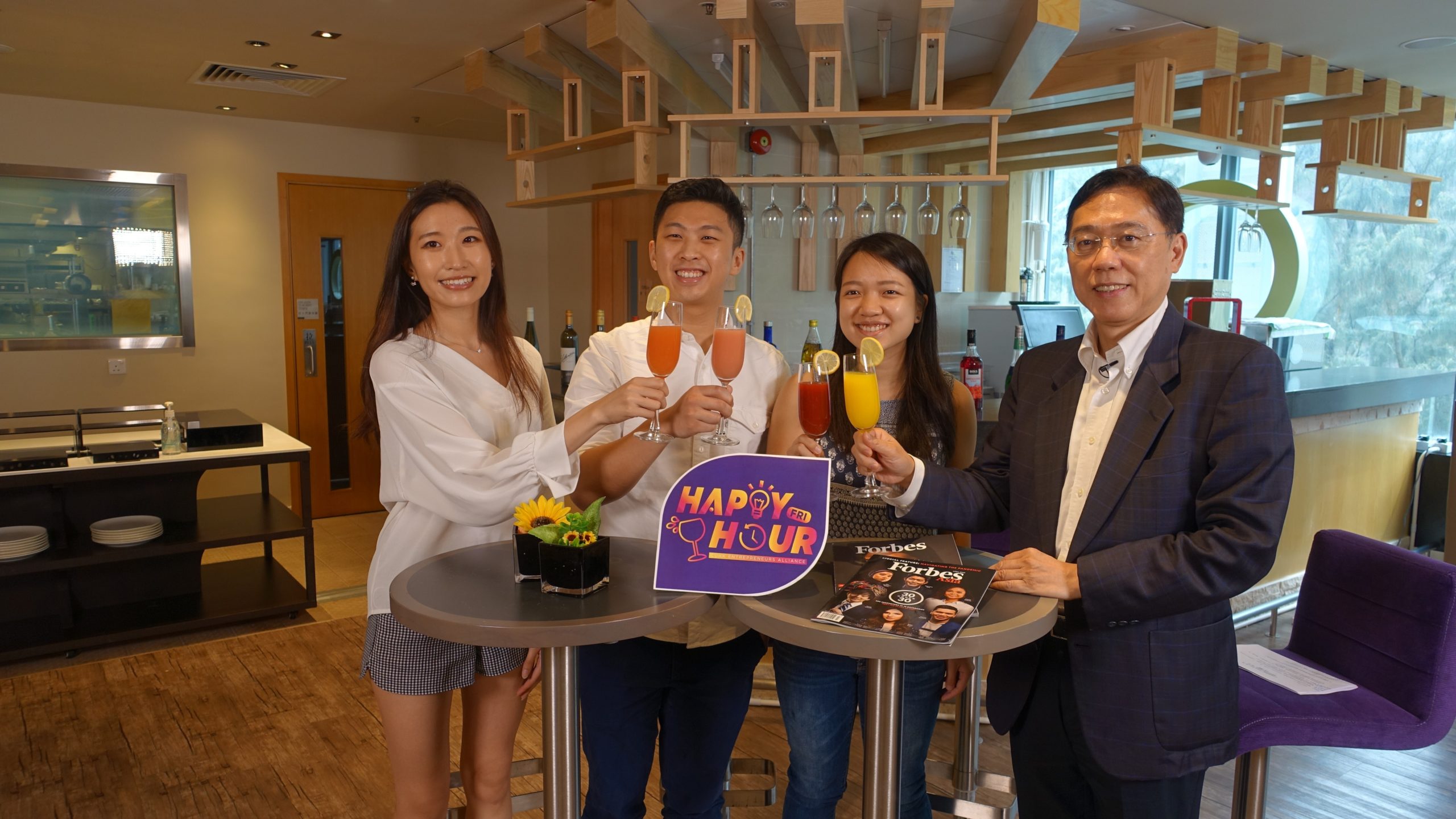 Peter Hung hosted a Happy Hour session of the CUHK Entrepreneurs Alliance and spoke with three alumni of the CUHK Business School who were selected by “Forbes 30 Under 30 Asia”.