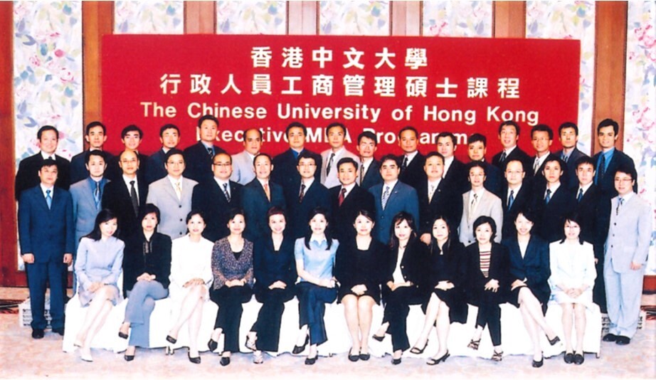 Randy (first row, sixth from left) established close bonds with her CUHK EMBA classmates.