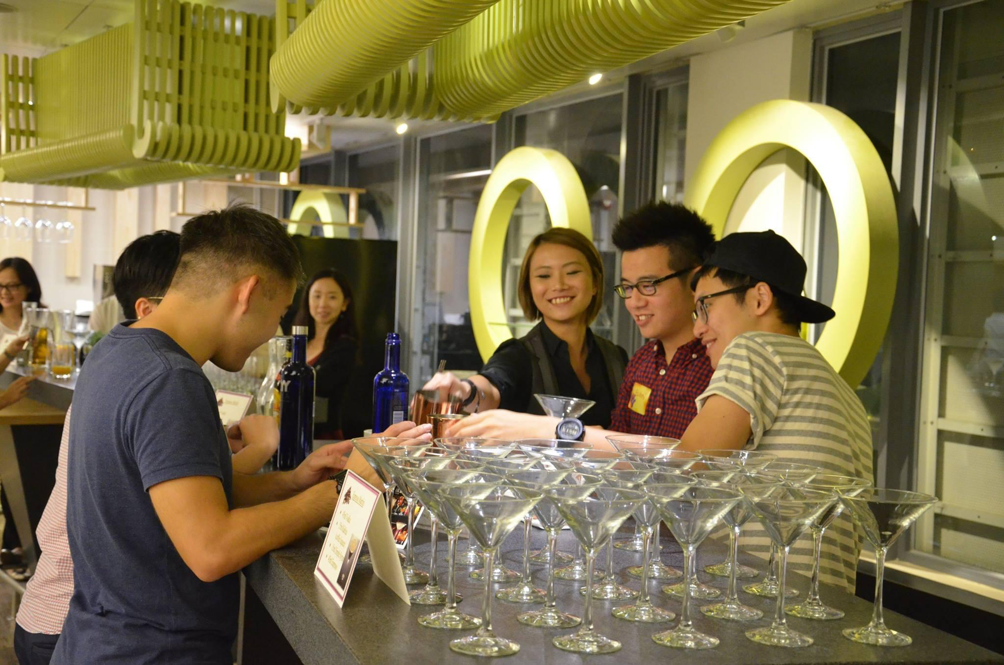 Alumni enjoying themselves at a cocktail event (2019))